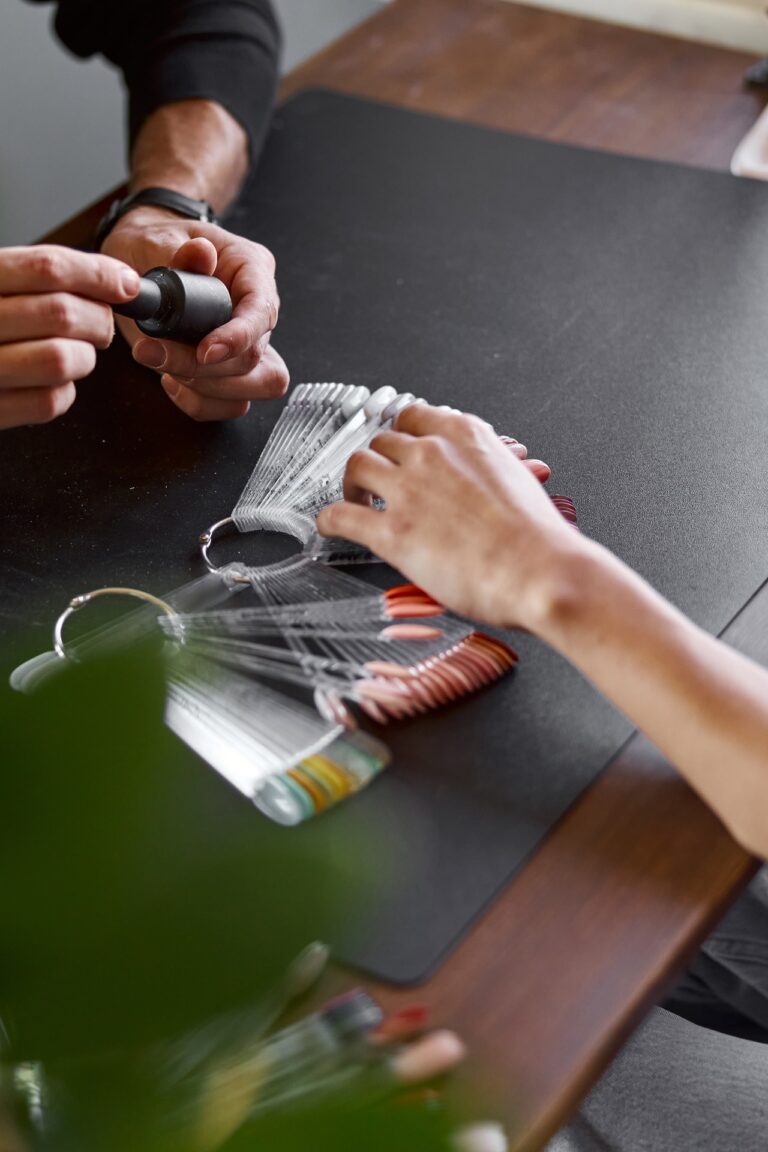 05-manicurist-and-client